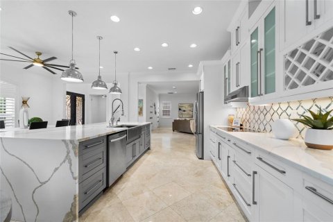 House in Tampa, Florida 4 bedrooms, 307.69 sq.m. № 2203328 - photo 14