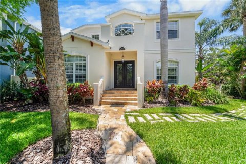 House in Tampa, Florida 4 bedrooms, 307.69 sq.m. № 2203328 - photo 2