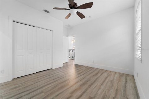 House in Tampa, Florida 4 bedrooms, 307.69 sq.m. № 2203328 - photo 26
