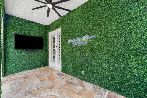 House in Tampa, Florida 4 bedrooms, 307.69 sq.m. № 2203328 - photo 22