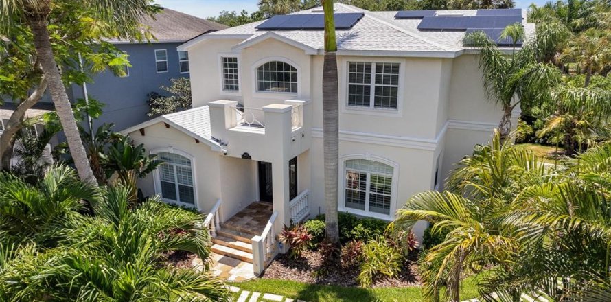 House in Tampa, Florida 4 bedrooms, 307.69 sq.m. № 2203328