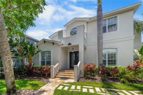 House in Tampa, Florida 4 bedrooms, 307.69 sq.m. № 2203328 - photo 3