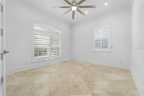 House in Tampa, Florida 4 bedrooms, 307.69 sq.m. № 2203328 - photo 19