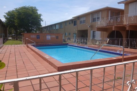 Copropriété à louer à Hialeah, Floride: 1 chambre, 54.91 m2 № 2076448 - photo 3