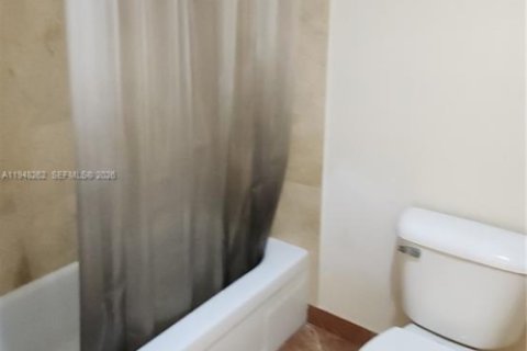 Condo in Hollywood, Florida, 2 bedrooms  № 2025214 - photo 18