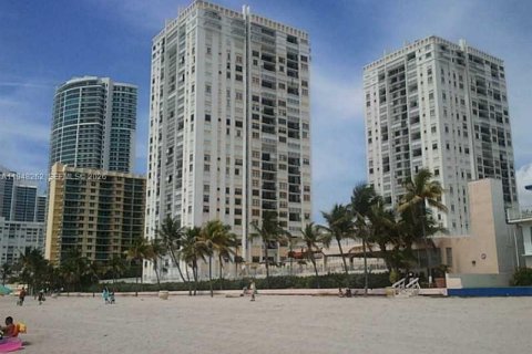 Condo in Hollywood, Florida, 2 bedrooms  № 2025214 - photo 29