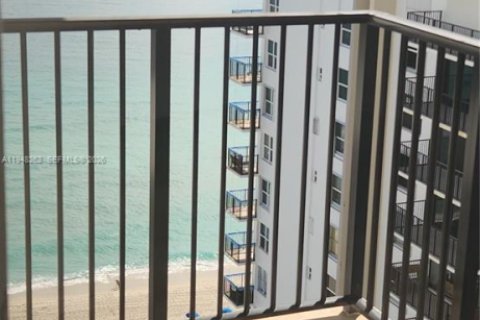 Condo in Hollywood, Florida, 2 bedrooms  № 2025214 - photo 9
