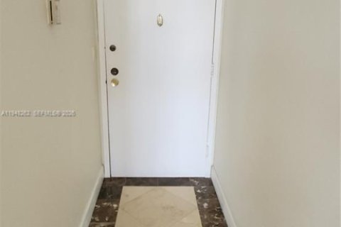 Condo in Hollywood, Florida, 2 bedrooms  № 2025214 - photo 6