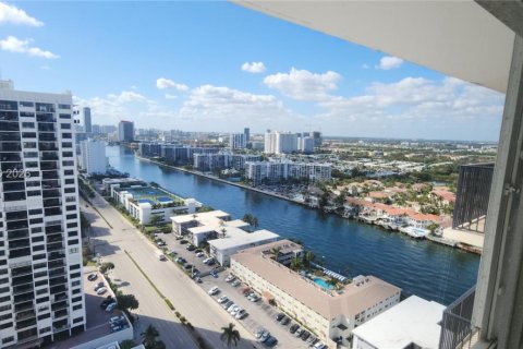 Condo in Hollywood, Florida, 2 bedrooms  № 2025214 - photo 22