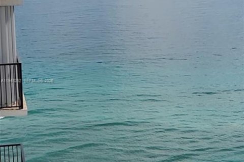 Condo in Hollywood, Florida, 2 bedrooms  № 2025214 - photo 28