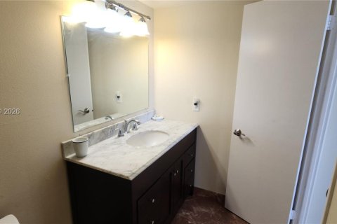 Condo in Hollywood, Florida, 2 bedrooms  № 2025214 - photo 26