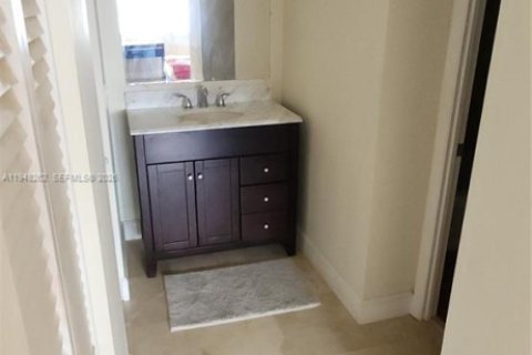 Condo in Hollywood, Florida, 2 bedrooms  № 2025214 - photo 16