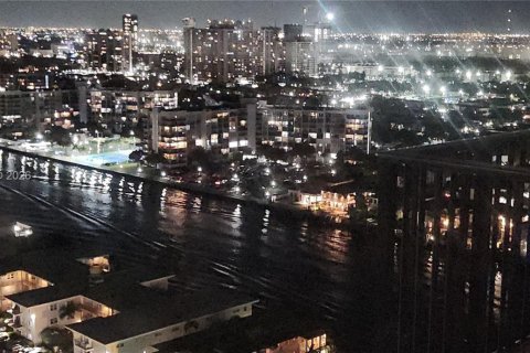 Condo in Hollywood, Florida, 2 bedrooms  № 2025214 - photo 10