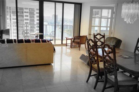 Condo in Hollywood, Florida, 2 bedrooms  № 2025214 - photo 11