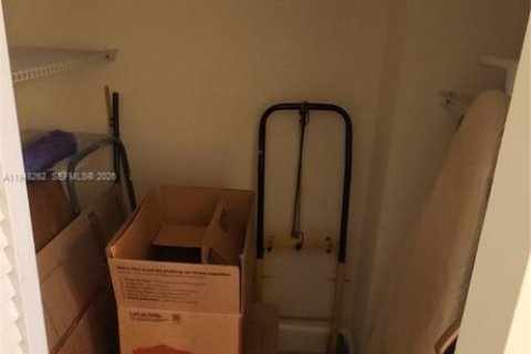 Condo in Hollywood, Florida, 2 bedrooms  № 2025214 - photo 19