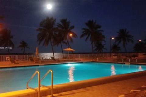 Condo in Hollywood, Florida, 2 bedrooms  № 2025214 - photo 27