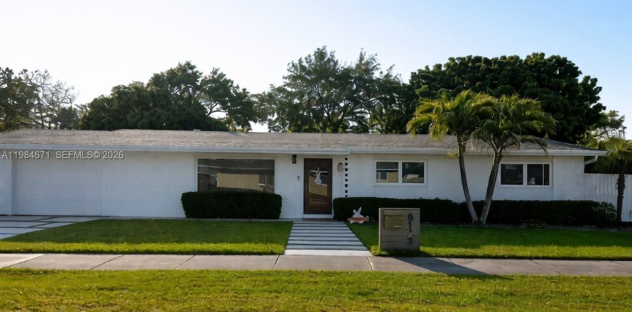 Дом в Майами, Флорида 3 спальни, 140.47м2 № 2051747