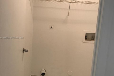 Condominio en alquiler en Hallandale Beach, Florida, 3 dormitorios, 381.36 m2 № 2017943 - foto 3