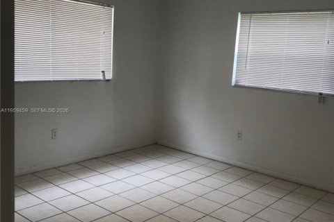 Condominio en alquiler en Hallandale Beach, Florida, 3 dormitorios, 381.36 m2 № 2017943 - foto 2