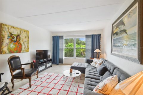 Condo in Largo, Florida, 2 bedrooms  № 2383394 - photo 25