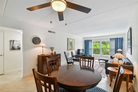 Condo in Largo, Florida, 2 bedrooms  № 2383394 - photo 20
