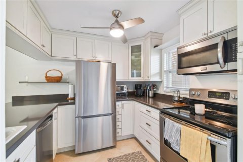 Condo in Largo, Florida, 2 bedrooms  № 2383394 - photo 12