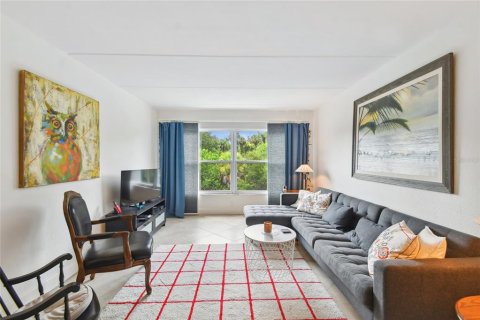 Condo in Largo, Florida, 2 bedrooms  № 2383394 - photo 24