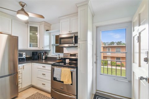 Condo in Largo, Florida, 2 bedrooms  № 2383394 - photo 8