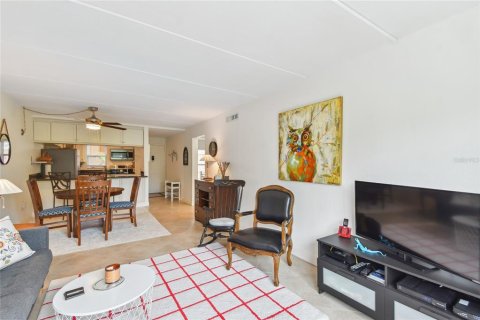 Condo in Largo, Florida, 2 bedrooms  № 2383394 - photo 28