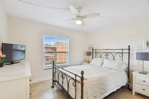 Condo in Largo, Florida, 2 bedrooms  № 2383394 - photo 29