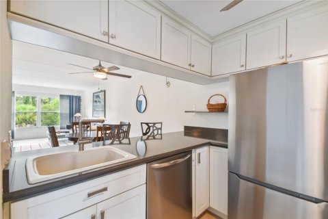 Condo in Largo, Florida, 2 bedrooms  № 2383394 - photo 13