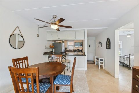 Condo in Largo, Florida, 2 bedrooms  № 2383394 - photo 21