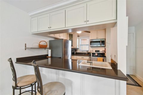 Condo in Largo, Florida, 2 bedrooms  № 2383394 - photo 18