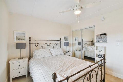 Condo in Largo, Florida, 2 bedrooms  № 2383394 - photo 30