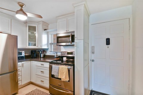 Condo in Largo, Florida, 2 bedrooms  № 2383394 - photo 9