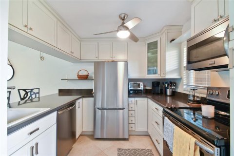 Condo in Largo, Florida, 2 bedrooms  № 2383394 - photo 11