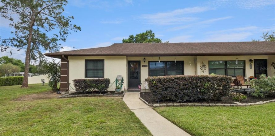 Condo in Tavares, Florida, 2 bedrooms № 2212211