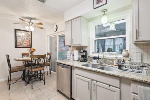 Condo in Tavares, Florida, 2 bedrooms № 2212211 - photo 9