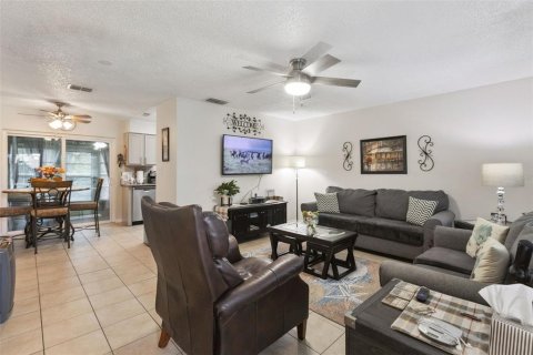 Condo in Tavares, Florida, 2 bedrooms № 2212211 - photo 3