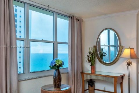 Condominio en alquiler en Hollywood, Florida, 54.81 m2 № 1927082 - foto 2