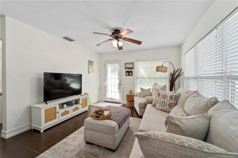 Immobilier commercial à Treasure Island, Floride 2 chambres, 86.03 m2 № 2108058