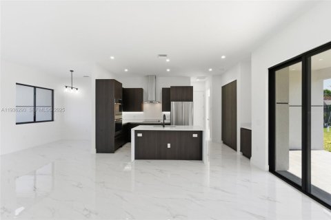 Купить виллу или дом в Кейп-Корал, Флорида 4 комнаты, 172.33м2, № 1994541 - фото 24