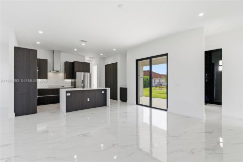 Купить виллу или дом в Кейп-Корал, Флорида 4 комнаты, 172.33м2, № 1994541 - фото 25