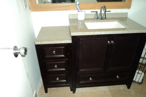 Condo in North Miami, Florida, 2 bedrooms  № 1864713 - photo 13