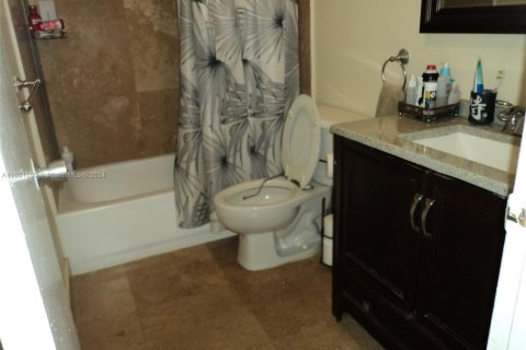 Condo in North Miami, Florida, 2 bedrooms  № 1864713 - photo 7