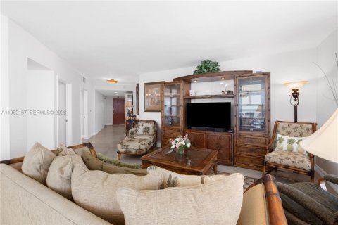 Condo in Miami Beach, Florida, 3 bedrooms № 2026281 - photo 3