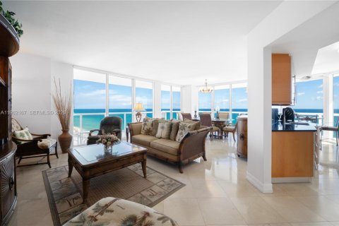 Condo in Miami Beach, Florida, 3 bedrooms № 2026281 - photo 2