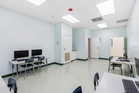Propiedad comercial en alquiler en Lakeland, Florida, 1170.57 m2 № 1435601 - foto 25