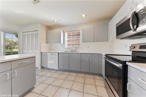 House in Margate, Florida 3 bedrooms, 192.68 sq.m. № 2252838 - photo 3