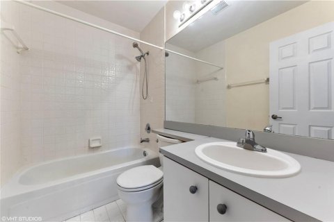 House in Margate, Florida 3 bedrooms, 192.68 sq.m. № 2252838 - photo 10
